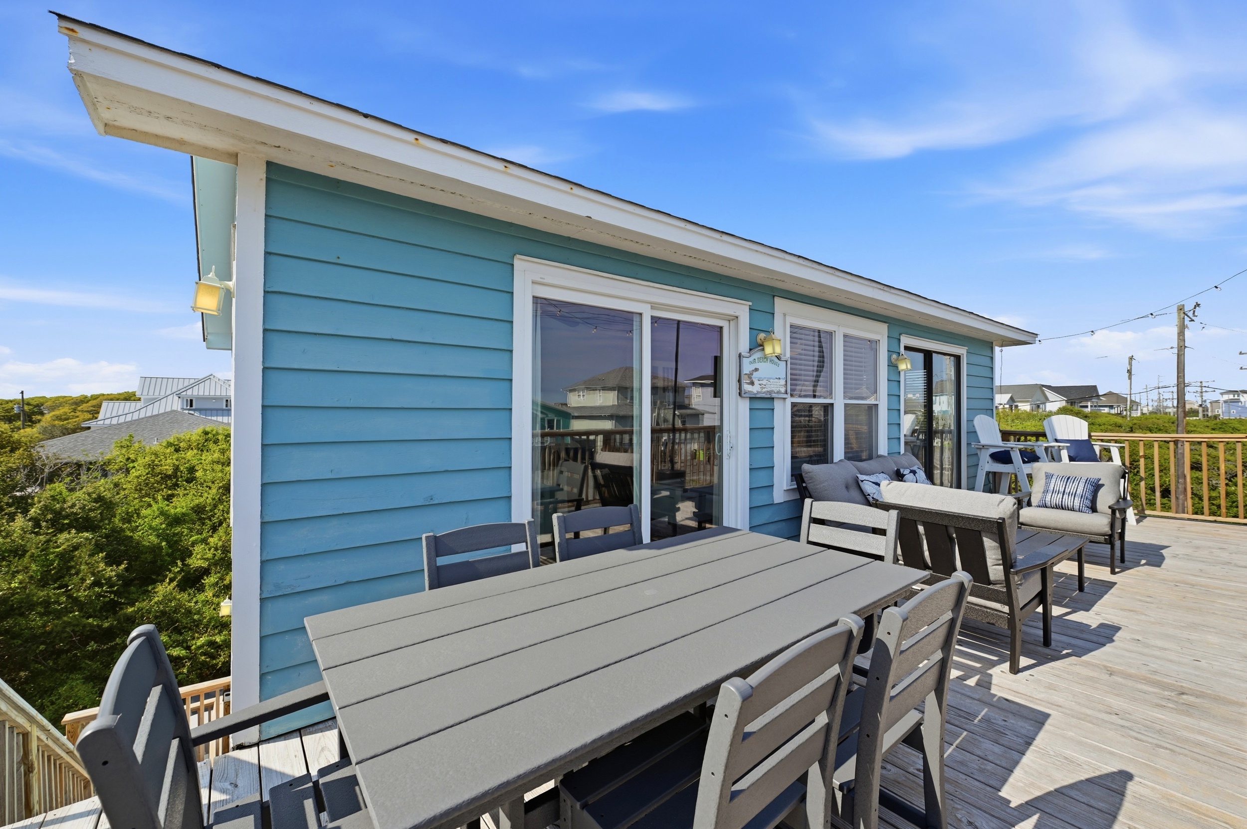 Enjoy your favorite eats and sips outside
