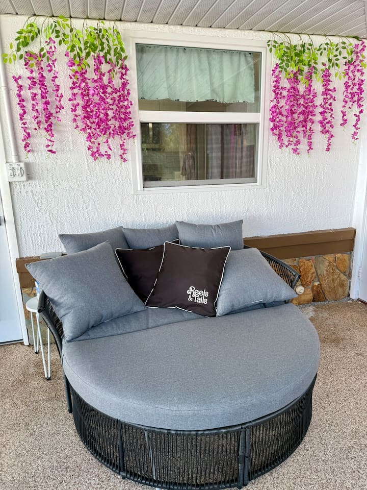 Chill out in style at this trendy Spring Hill Airbnb! Featuring a large outdoor lounging couch, perfect for relaxing or snapping that perfect instagram pic. 
#SpringHillAirbnb #Stylishstay #tropicalvibes