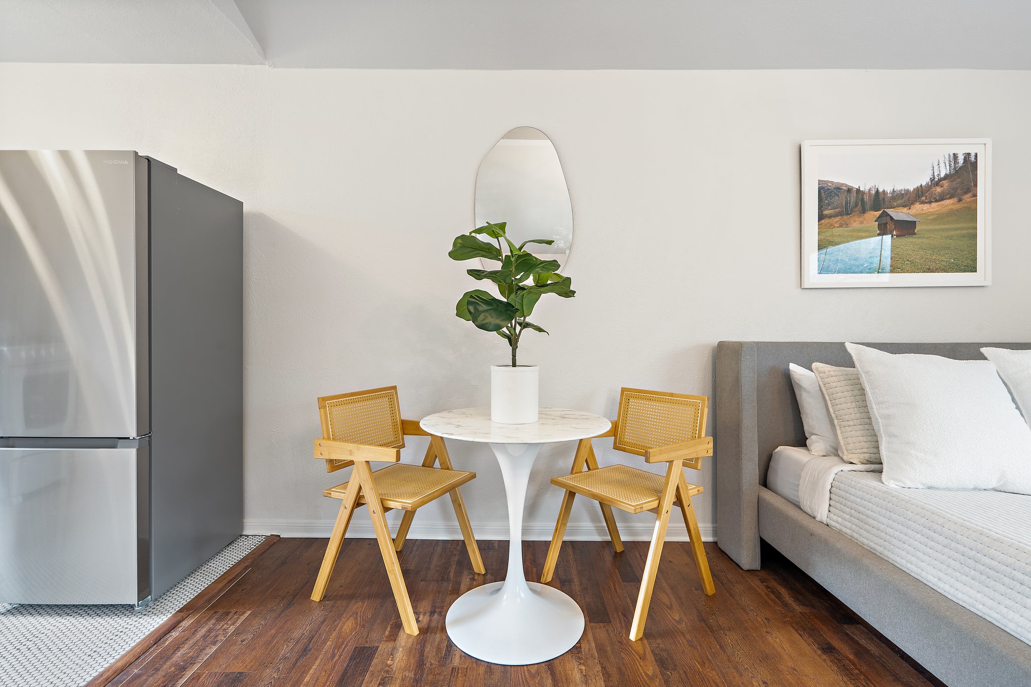 Detached Studio breakfast nook with full-size refrigerator, hardwood floors, and private dining for 2. Fully equipped kitchen, ensuite bathroom, 65-inch Smart TV, Keurig, and Queen Bed. Sleeps 4. Dallas, TX.
