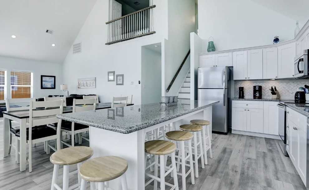7b069067526146a99cbbffb5a170811b | Beachhouse | Texas | TX | Vacation Homes | Galveston | Crystal Beach | Kokomo | Breezy Days | Beachfront Elegance | Sunrise Serenity | Southern Sands Property Management, LLC