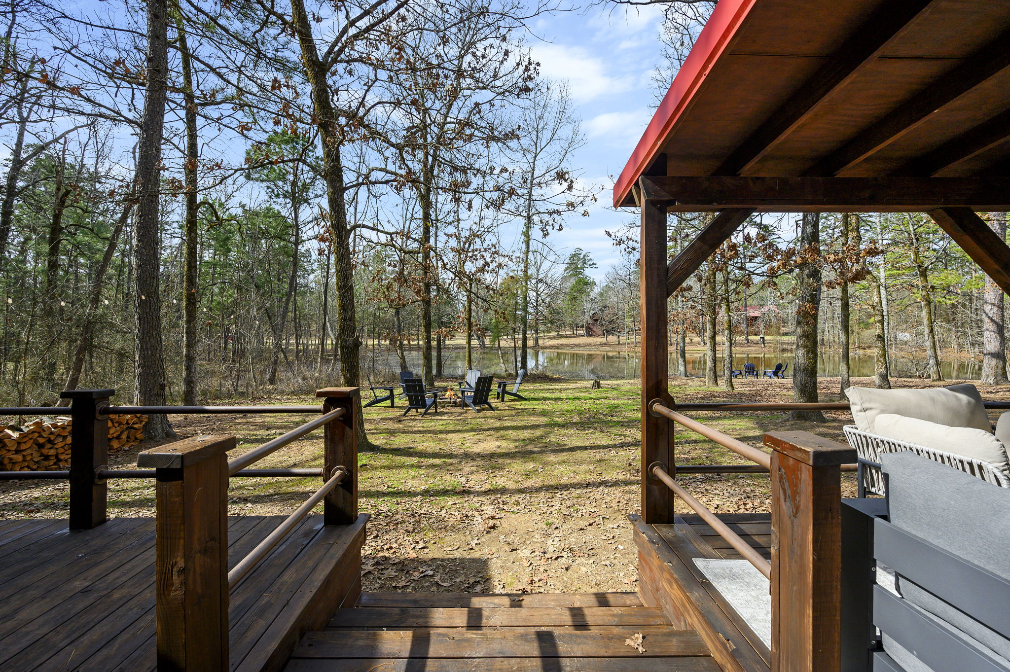 Classic cabin architecture surrounded by trees, with generous parking and easy access. A refined mountain escape designed for comfort from the moment you arrive.