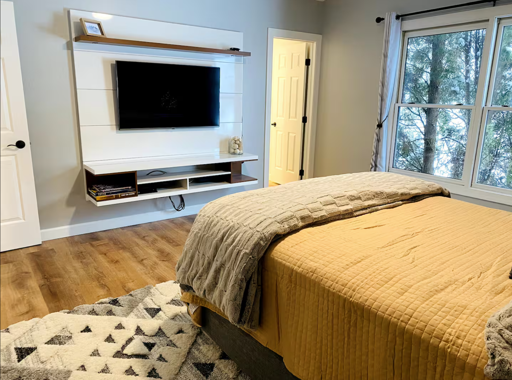 Master Suite with Bathroom Attached and Walk-in Closet