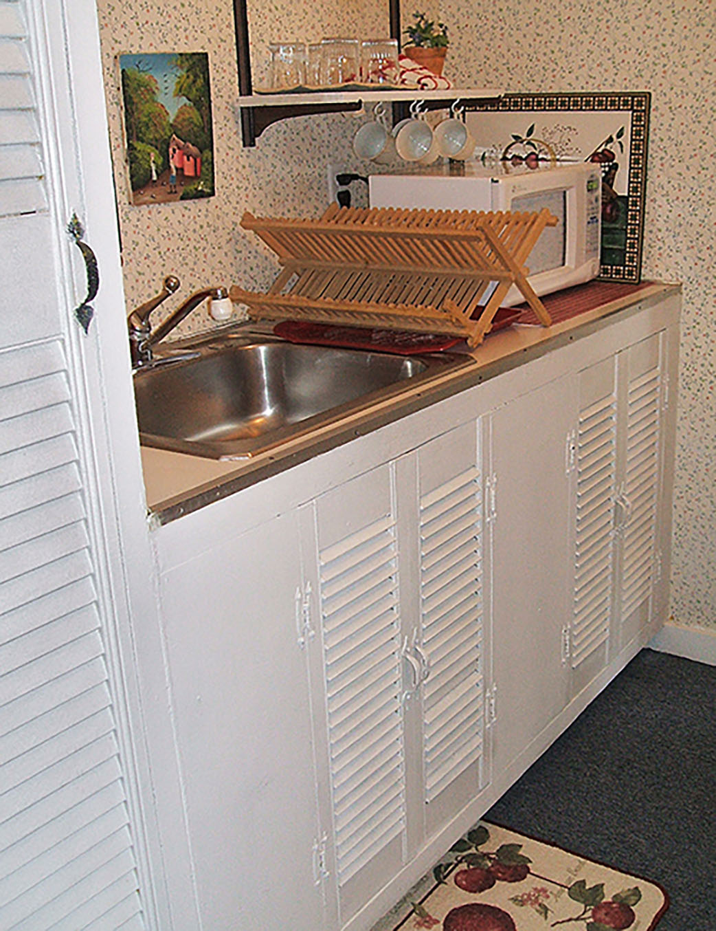 Kitchenette - sink & microwave