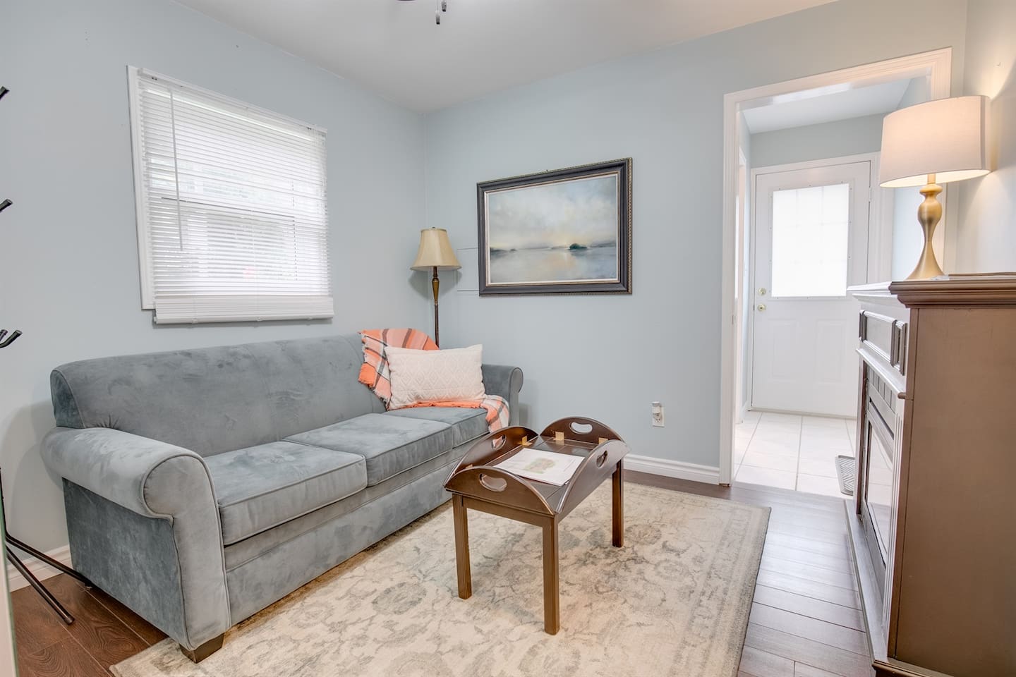 Sitting room with pull out sofa