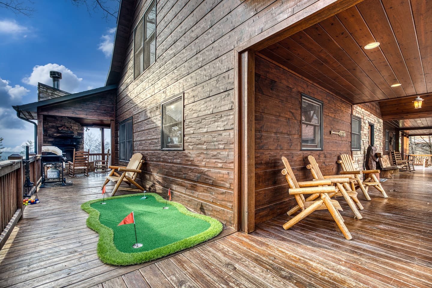 Mountain views from the wrap-around porch. Plenty of outdoor games to play! Giant jenga, cornhole/bags, ball toss, ring toss, plus mini golf putt-putt! 