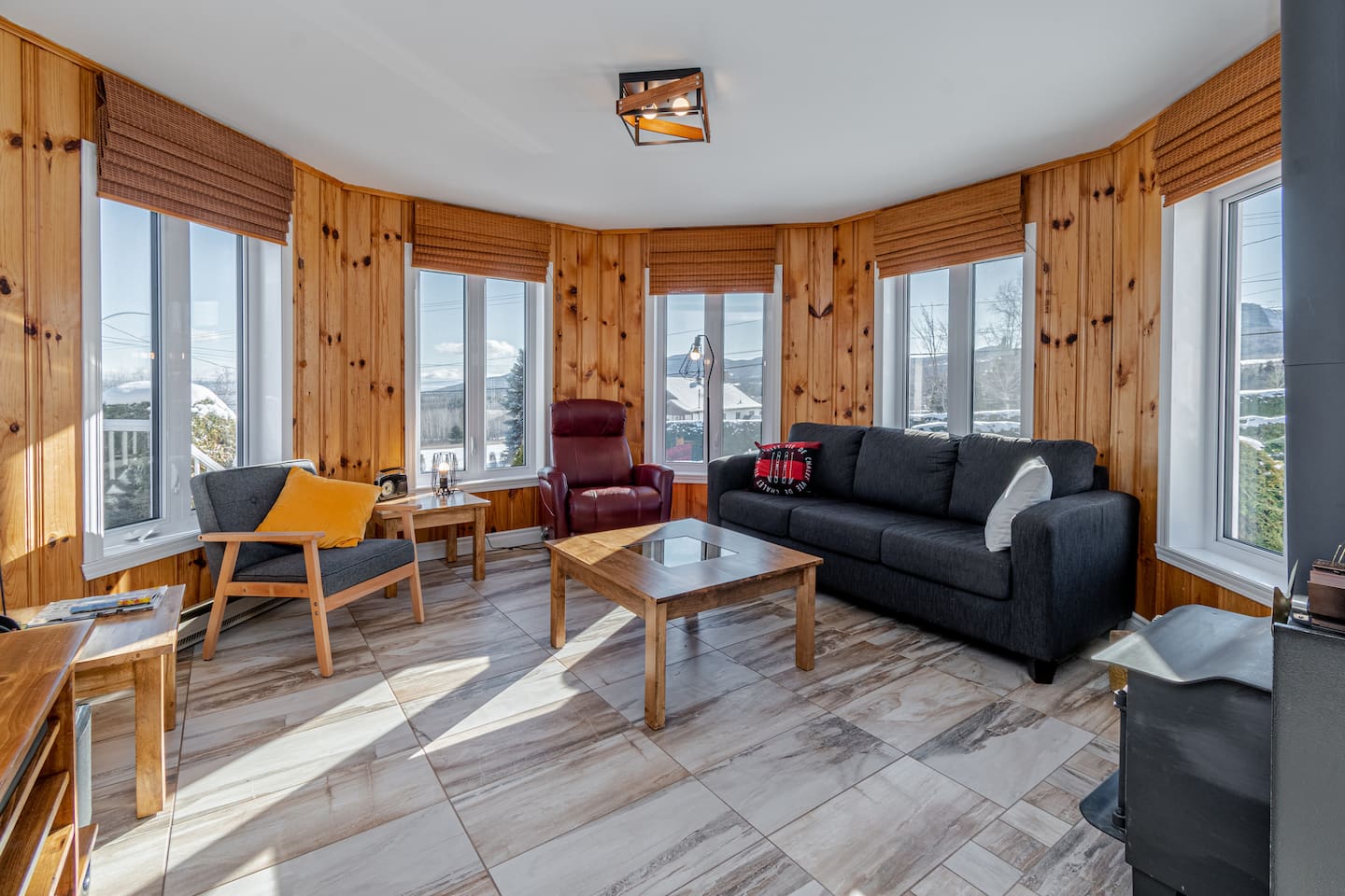 Salon avec foyer au bois, TV intelligente et vue sur Baie-Saint-Paul !
