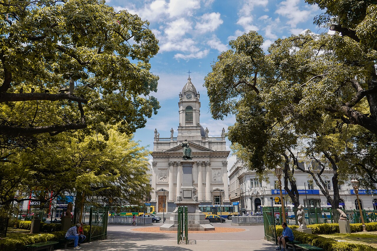 San José de Flores church and plaza.
Hernán Piñera. https://commons.wikimedia.org/wiki/File:San_José_de_Flores_(39690414084).jpg
https://creativecommons.org/licenses/by-sa/2.0/