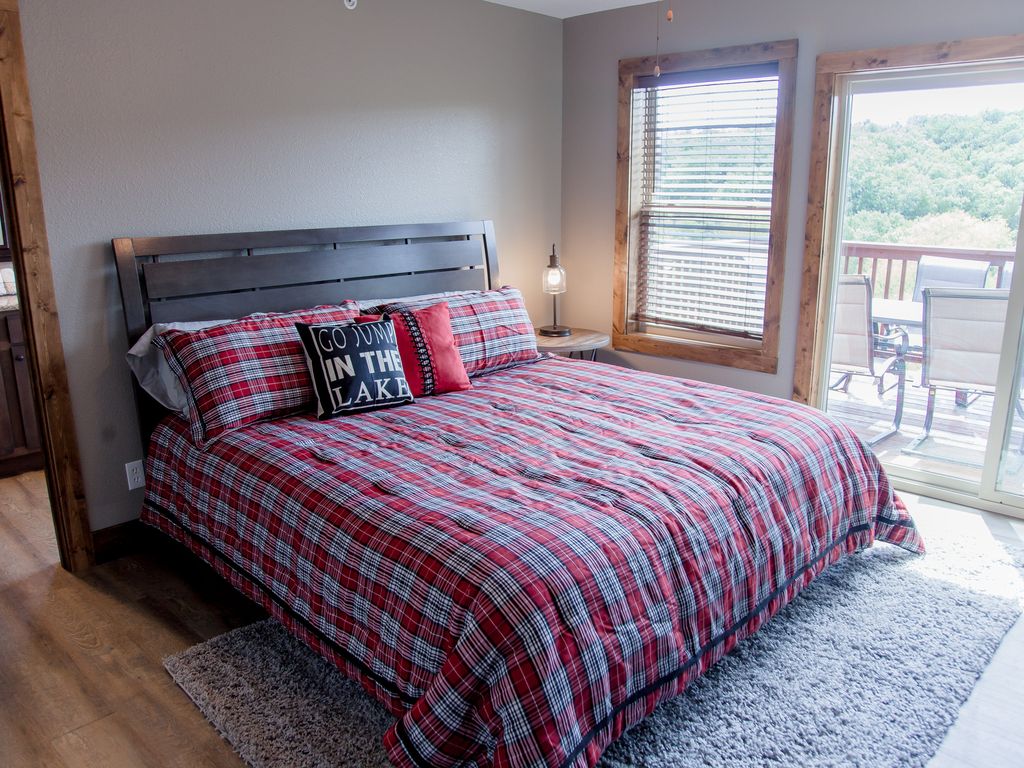 King size bed with en suite bath