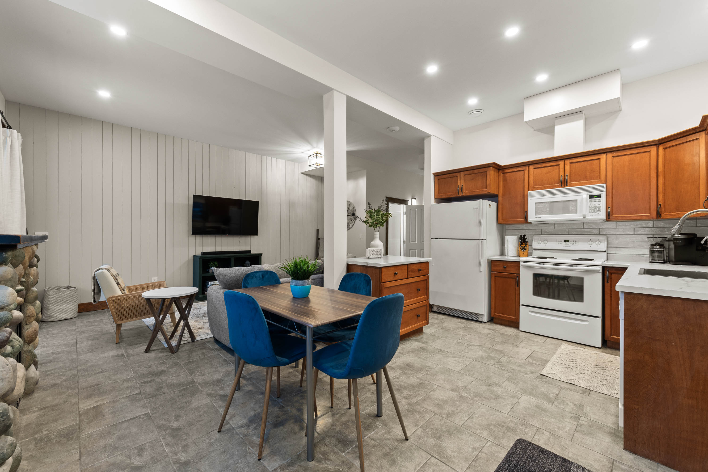 Large One Bedroom Suite - Private Hot Tub! 6