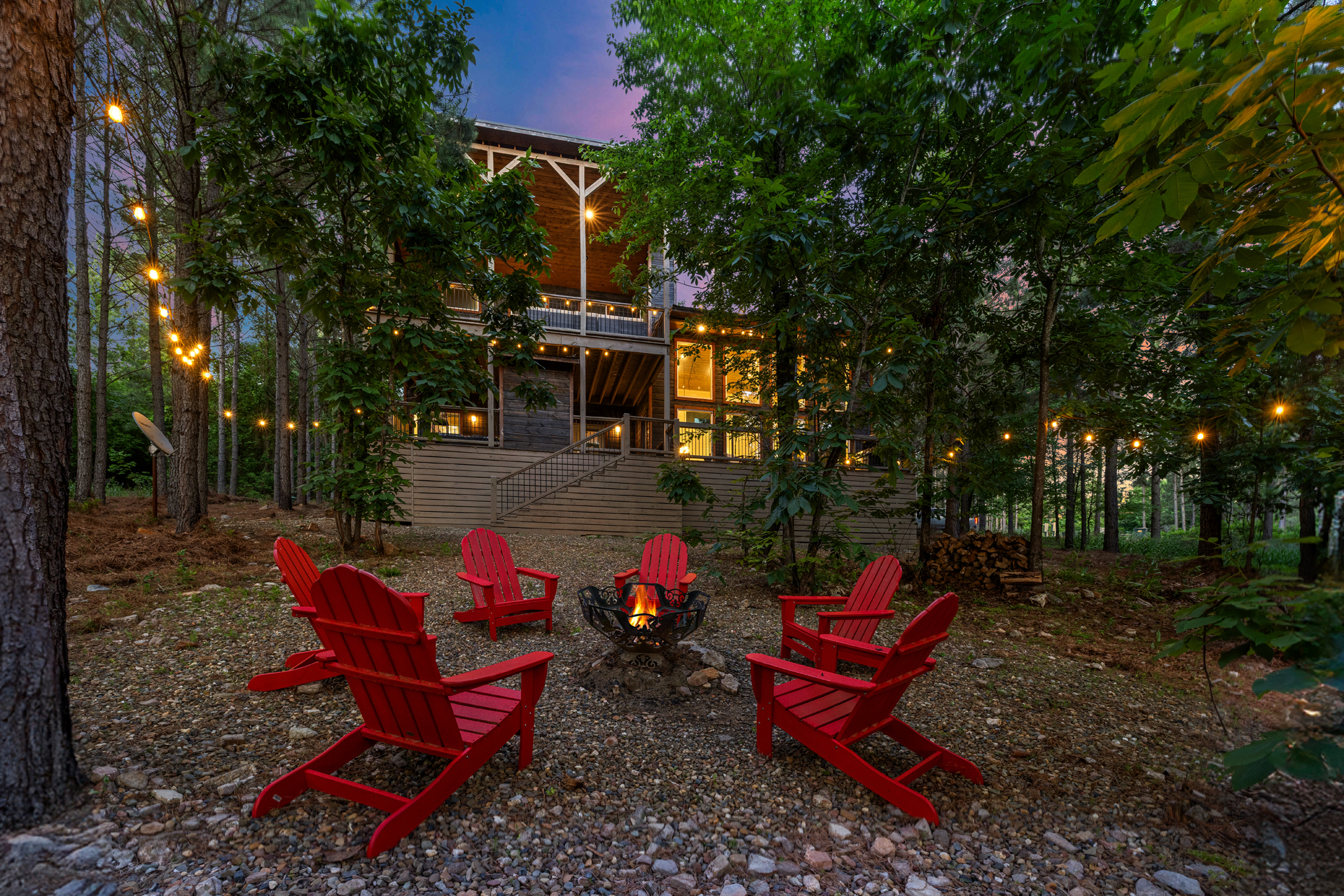 Gather around the firepit under the stars for slow evenings filled with laughter, toasted marshmallows, warm drinks, and unforgettable moments with family and friends. 🔥