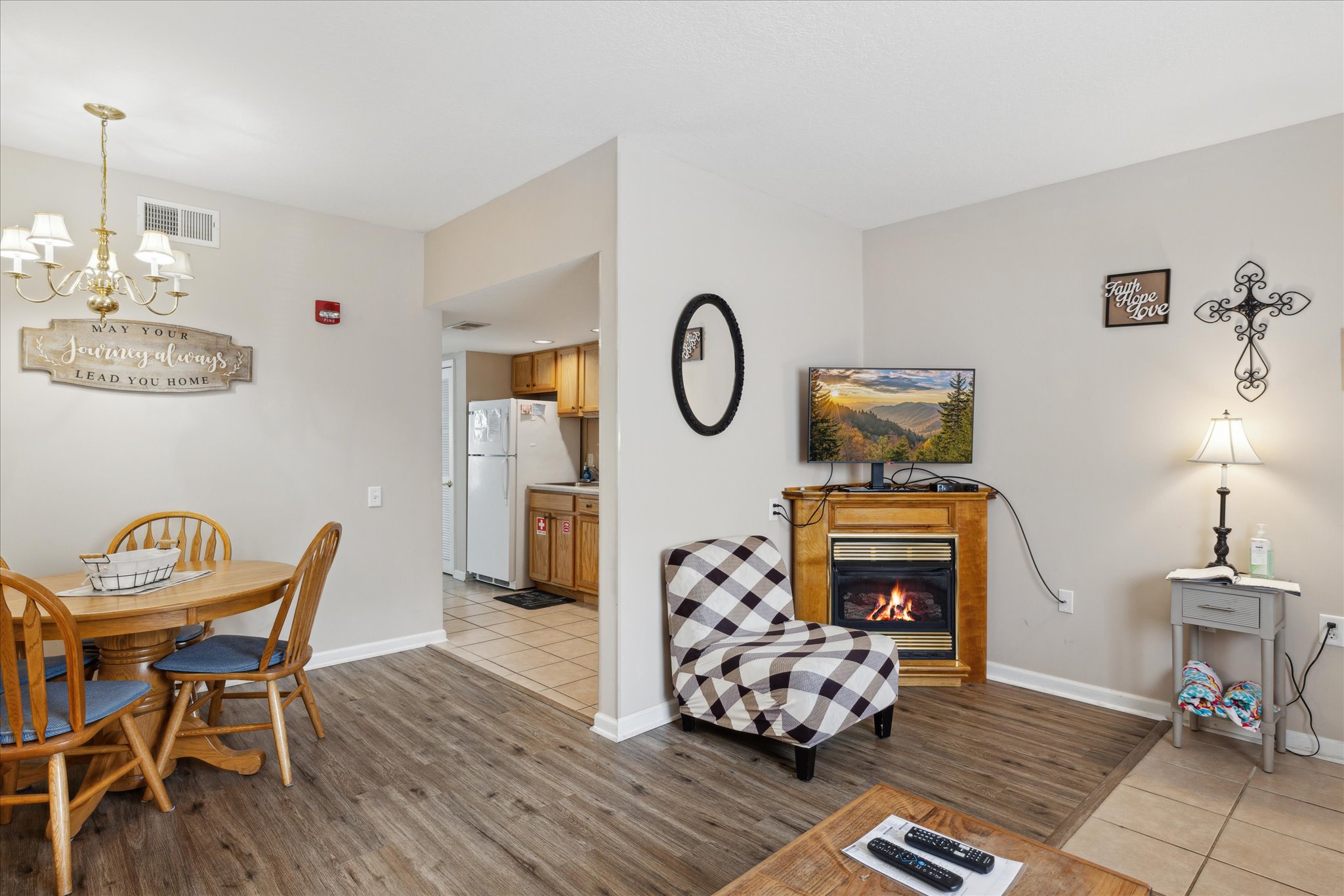 Gas fireplace (seasonal from October - April) 