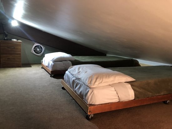 Loft area: 2 Twin beds.