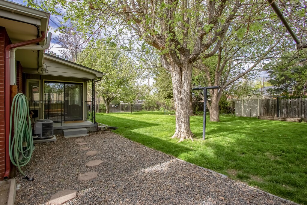 Beautiful Backyard to enjoy with family, and friends.