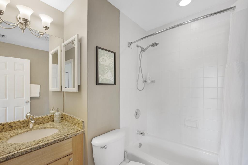 En Suite Guestroom Bath, Upstairs