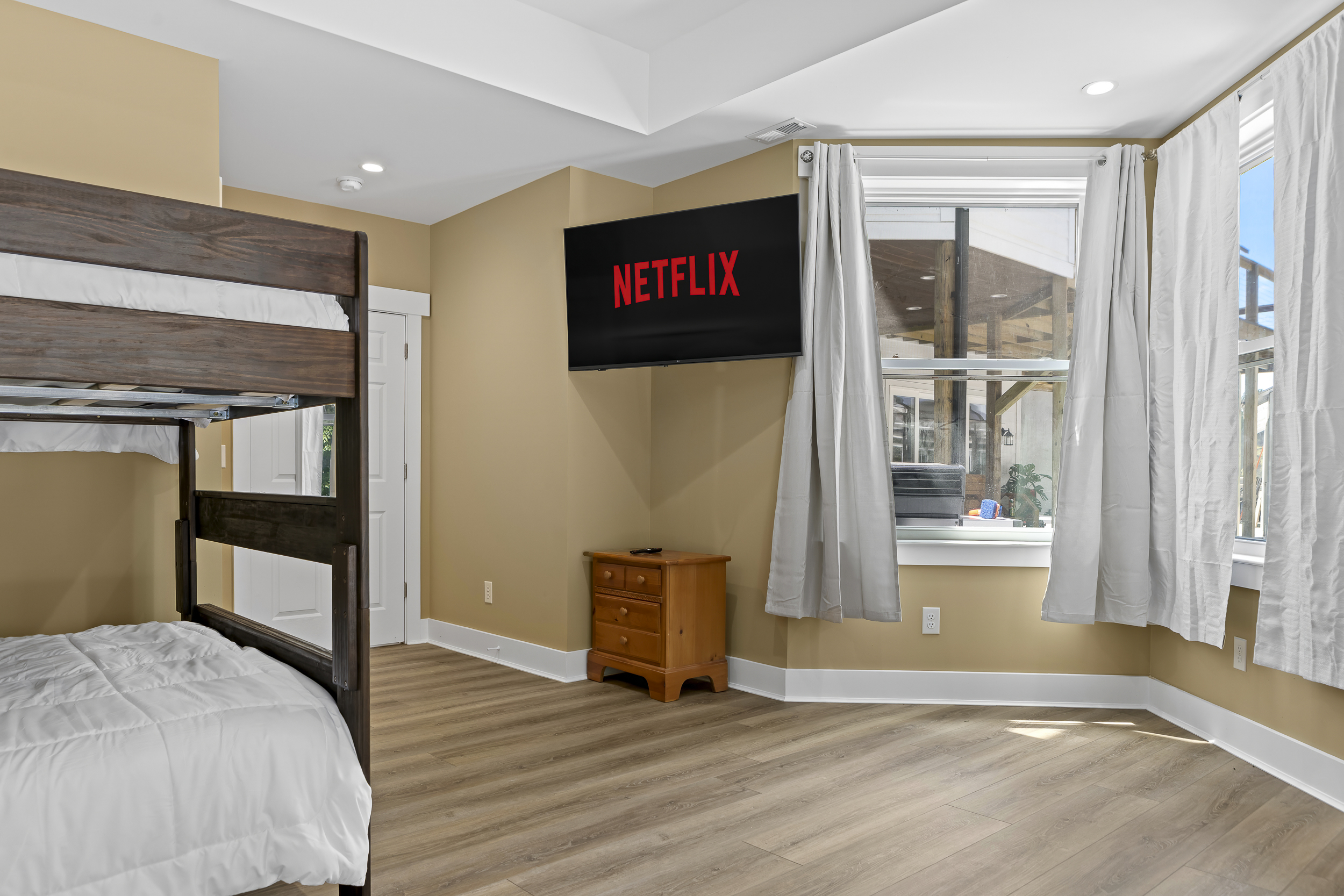 Bunk Room: Enjoy movie nights with Netflix on a big screen and bright, sunny views!
