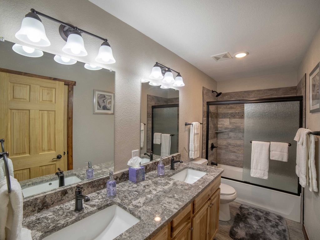 En suite Bathroom 4 with tub for Queen Bed/Twin Beds Bedroom