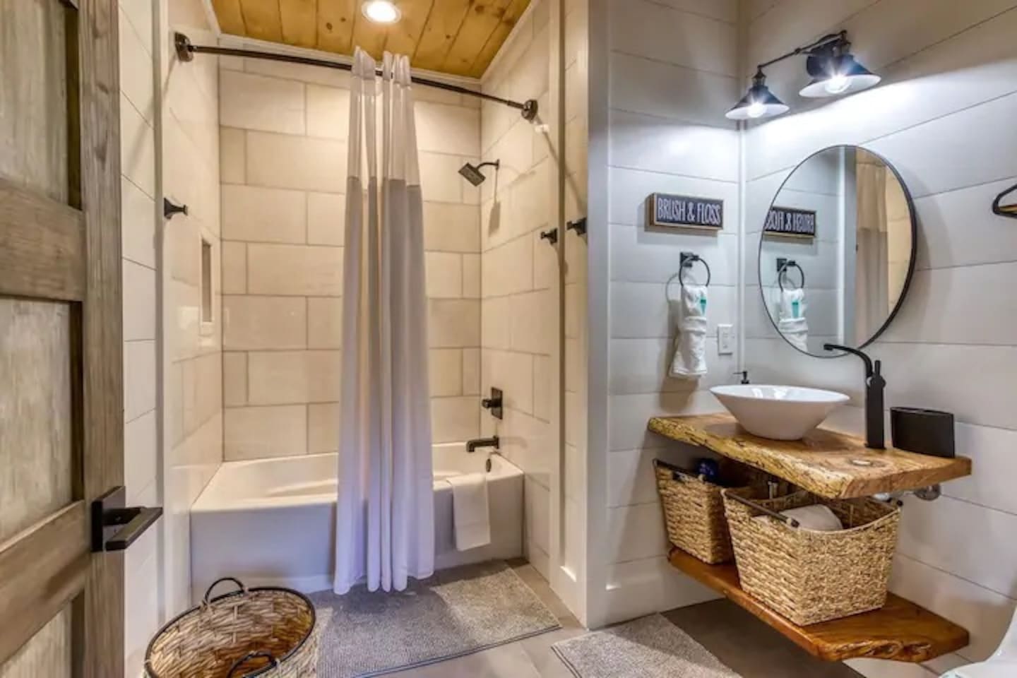 Third floor full bathroom
