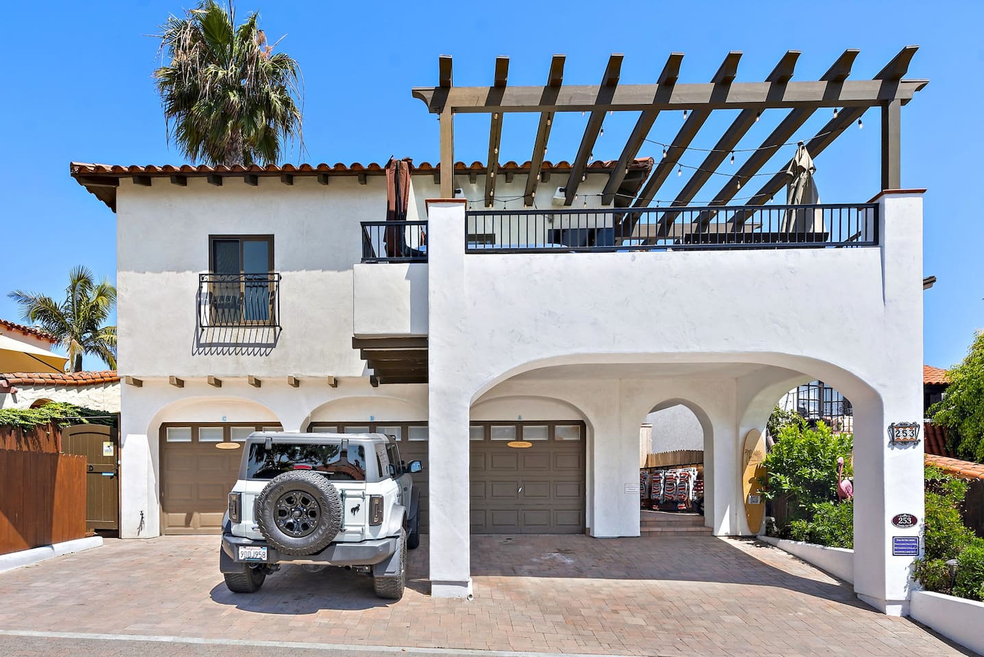 Another shot of the building.  Classic San Clemente Spanish revivalist design that makes San Clemente the quaint "Spanish Village by the Sea"