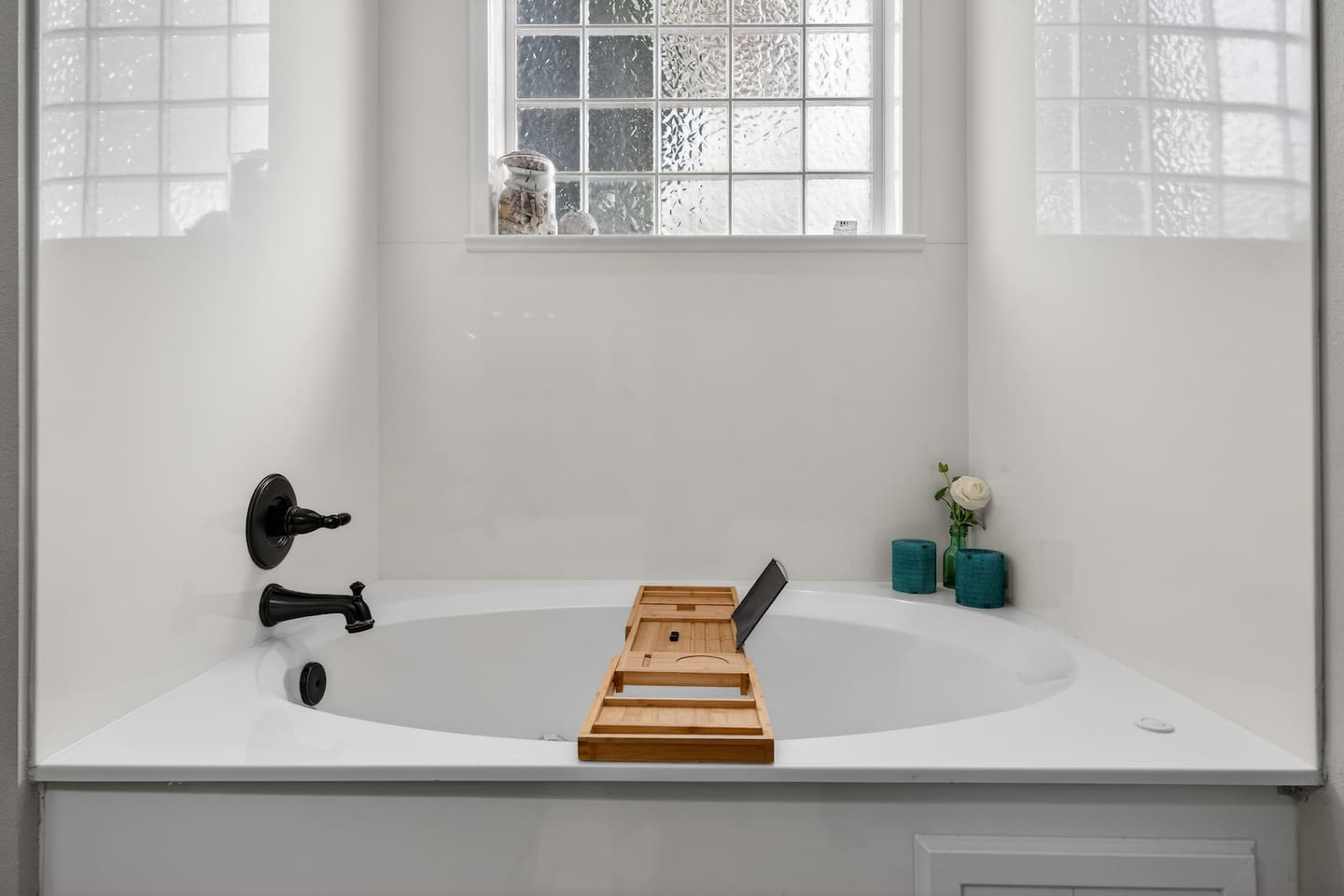 Primary bathroom jetted tub, perfect for winding down after a day at the beach