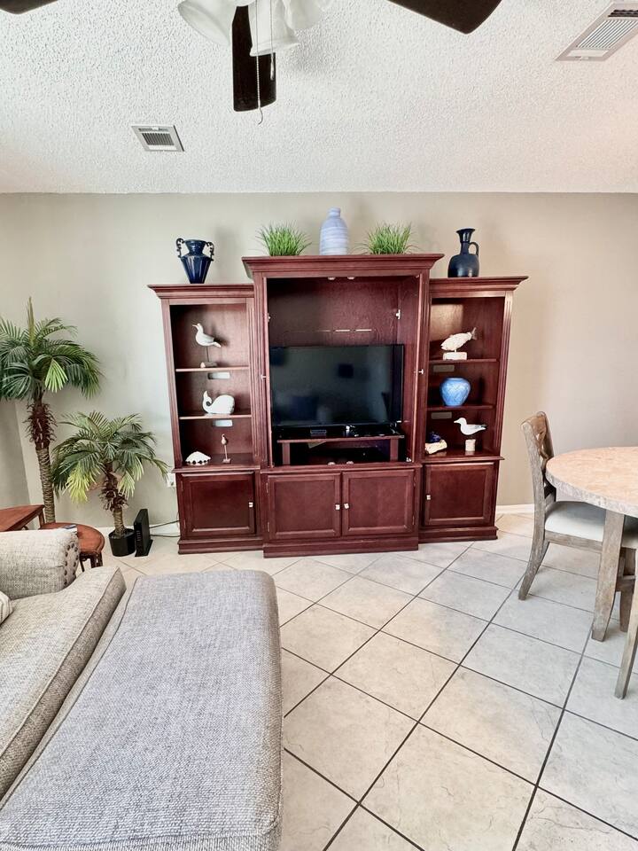 Living Room: Stylish decor and vibrant touches create the perfect space to unwind after beach days!