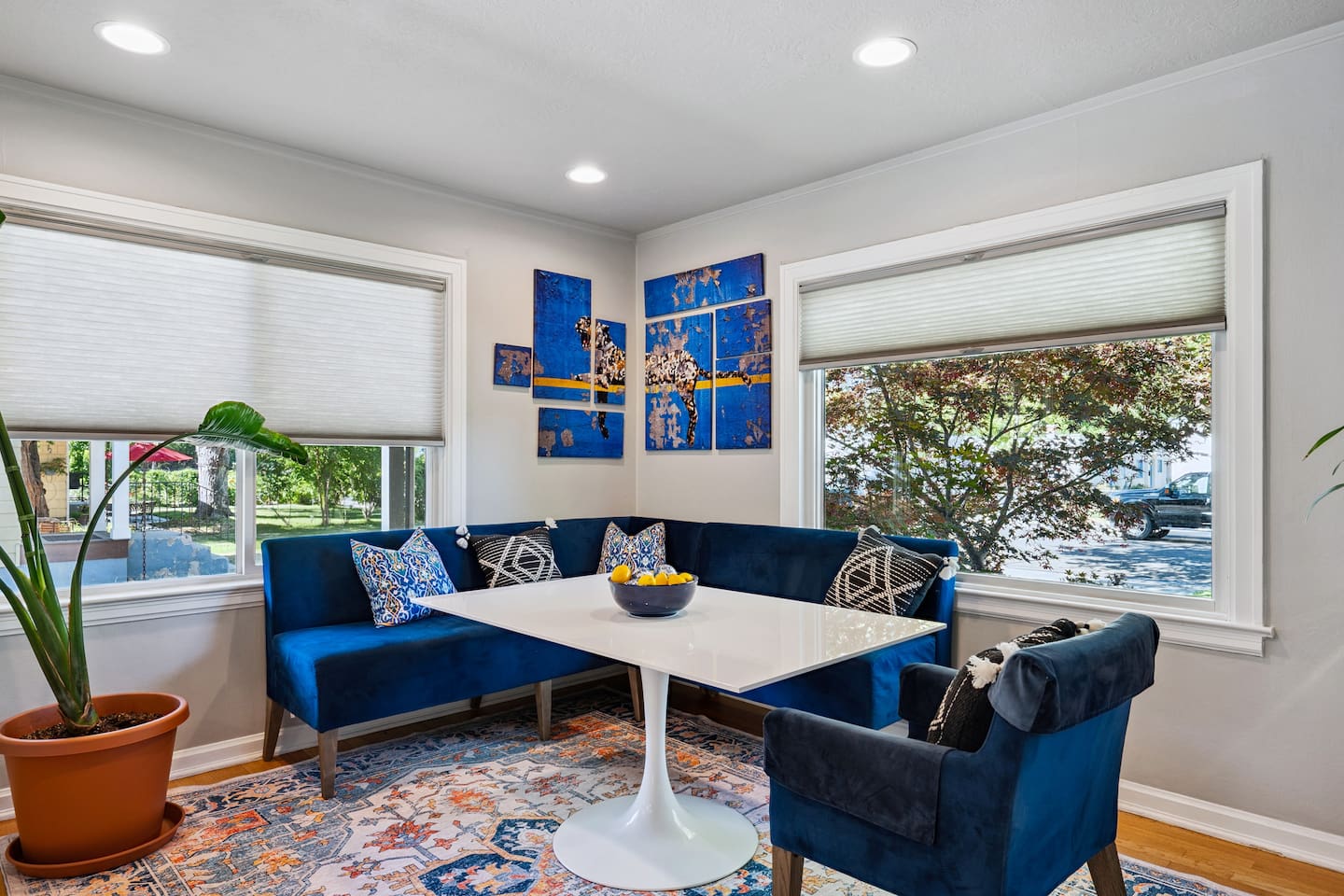 Breakfast and dining nook