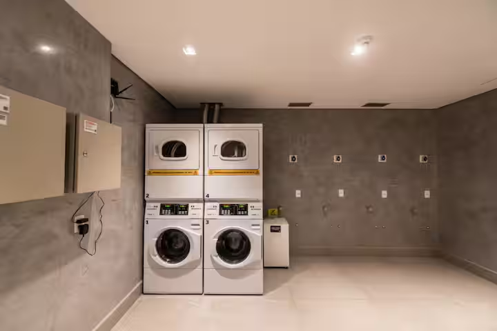 🧺 Lavanderia do condomínio equipada com máquinas modernas de lavar e secar, prática e eficiente para estadias curtas ou longas.