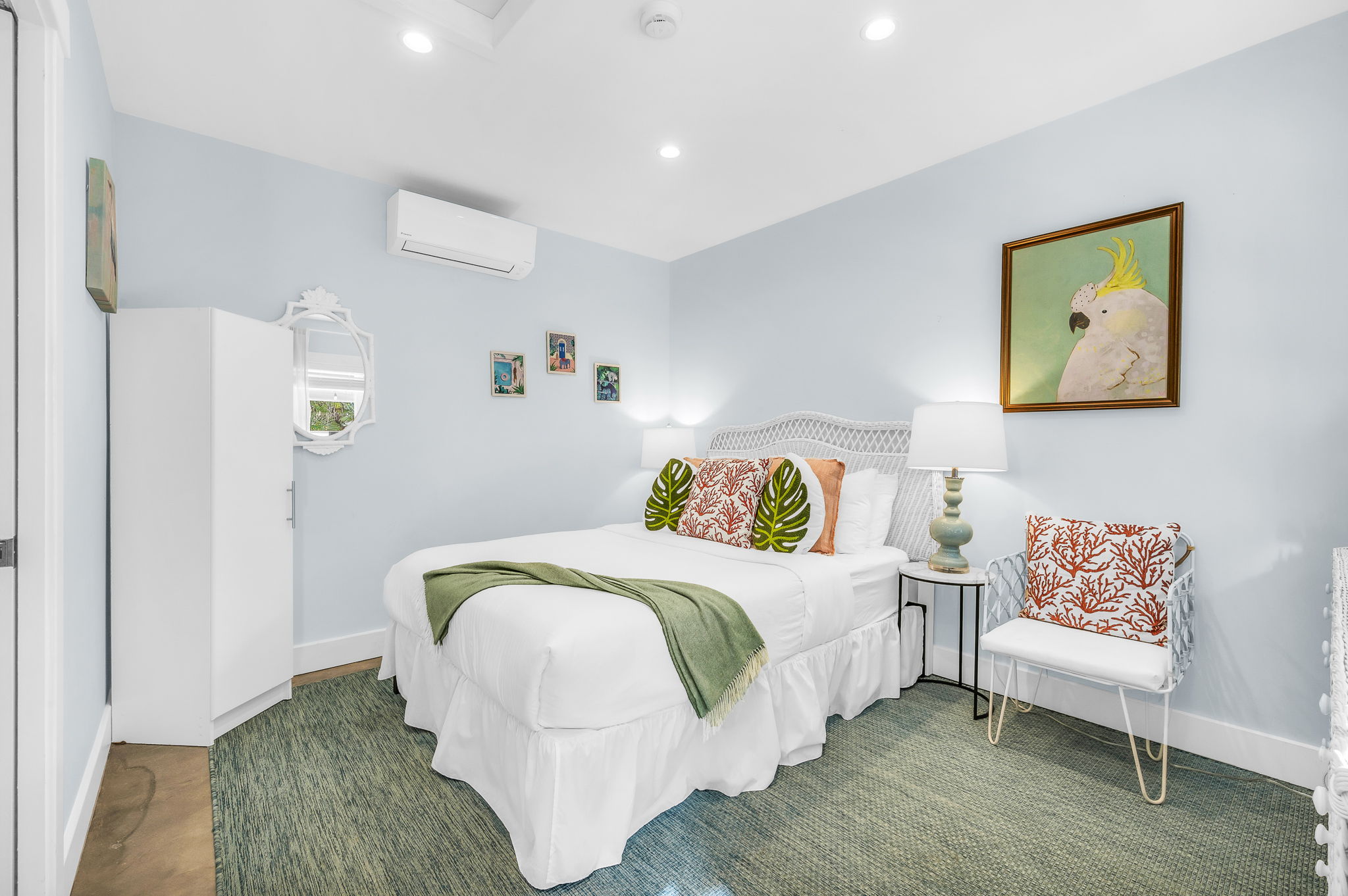 Charming guest house featuring a comfortable queen bed, in-unit washer and dryer, and a beautifully remodeled en-suite bathroom. Enjoy easy access to the pool, plus added conveniences including a mini fridge and a Keurig coffee maker—perfect for privacy.