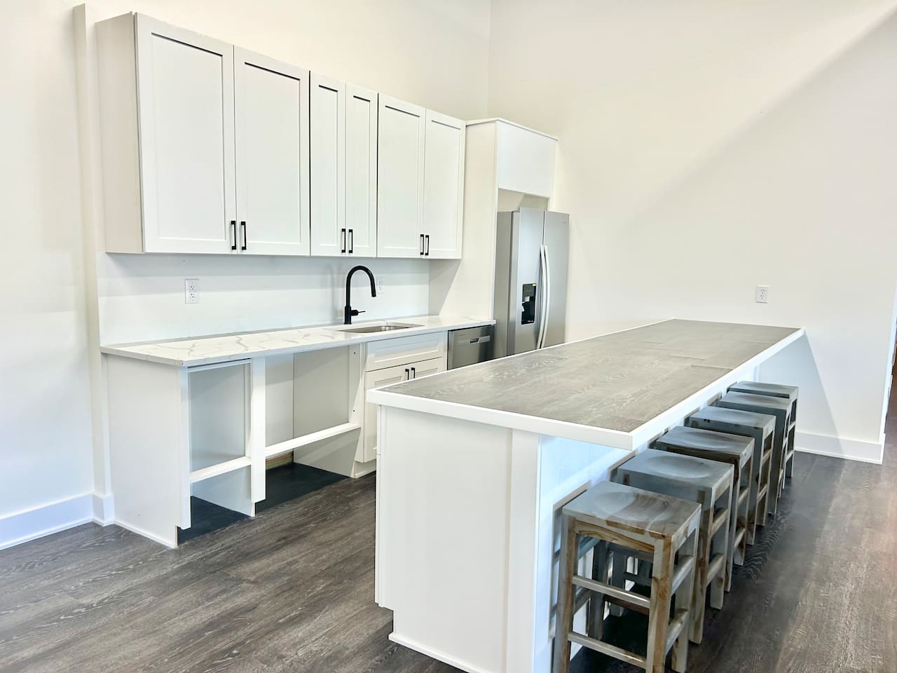 Modern clubhouse kitchen & gathering space