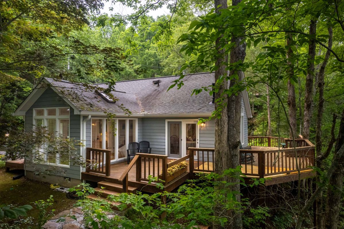 Charming Cabin Escape: Enjoy nature from your private deck amidst towering trees!

