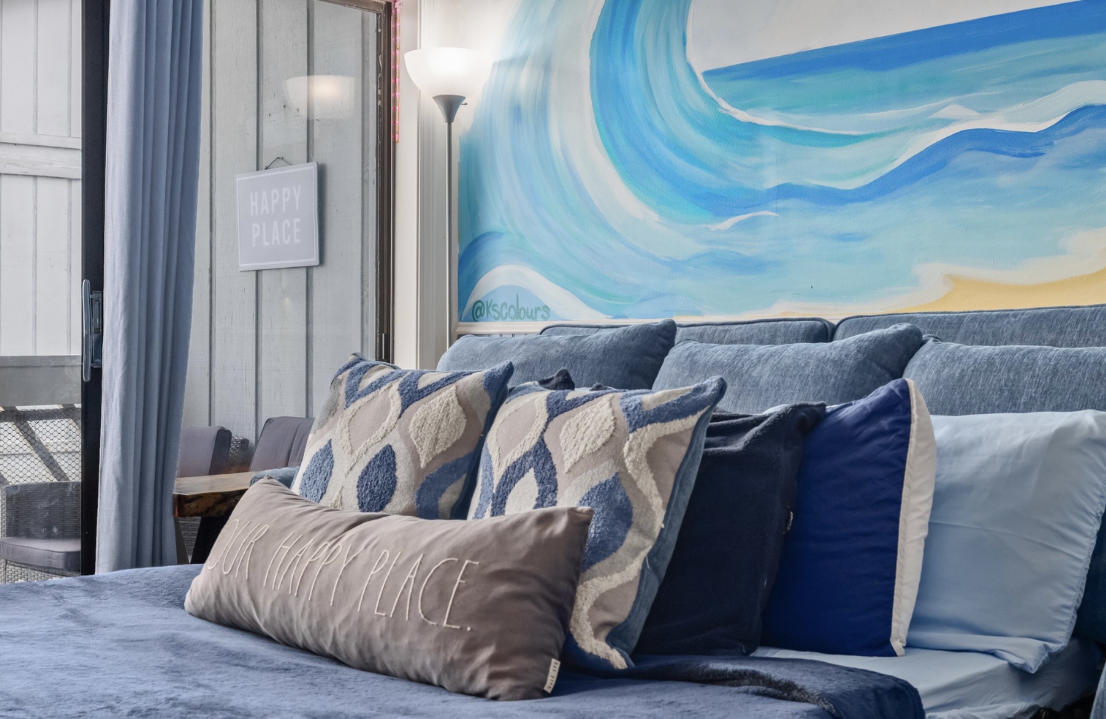 Additional sleep space
This flexible sleeping space easily transforms to fit your needs — Pull out sofa bedding, soft textures, and a cozy coastal palette make it as inviting as it is practical.