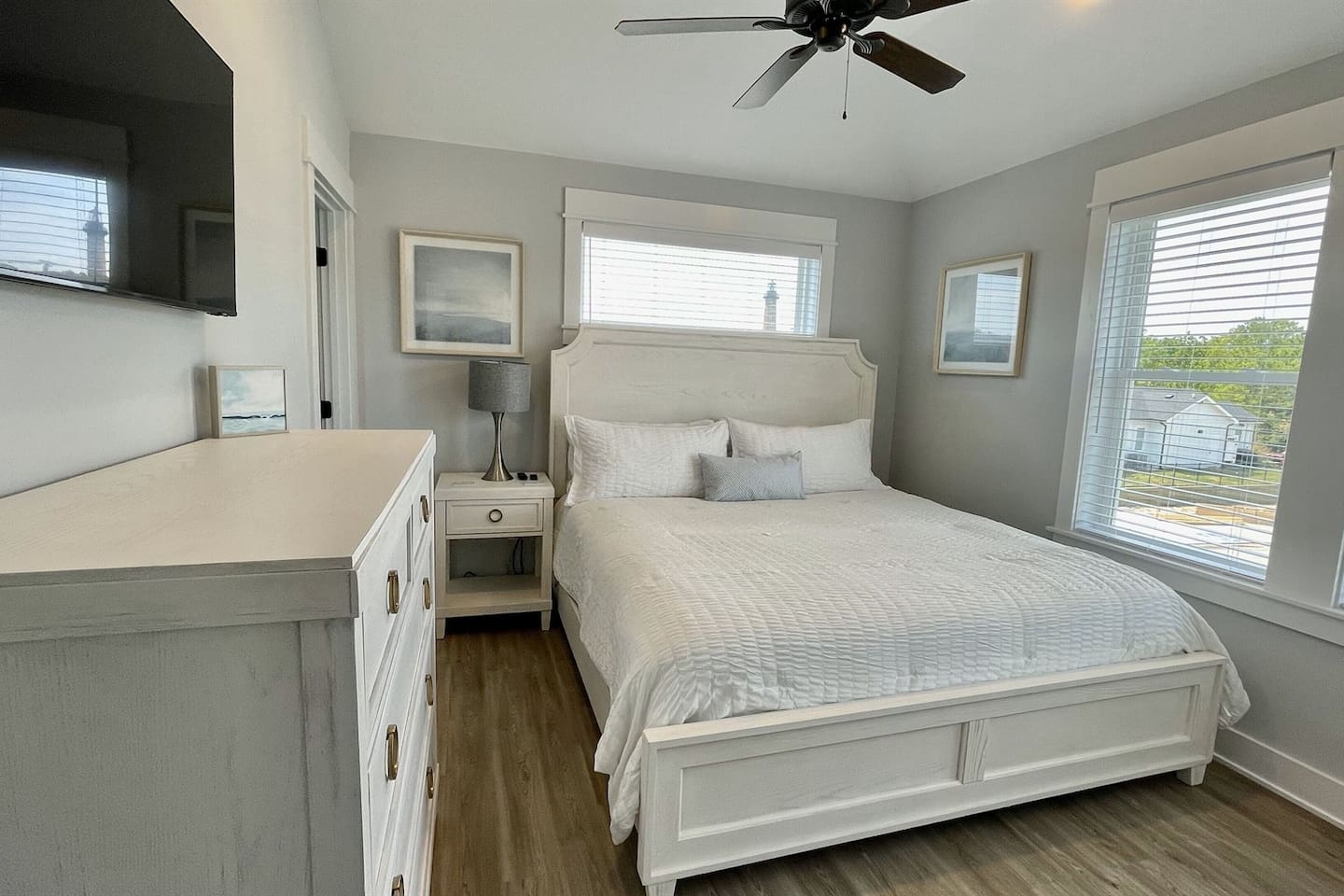Stretch out in the massive King bed in Bedroom 2. Enjoy the bright, airy atmosphere and wake up to elevated views of the horizon right from your pillow.