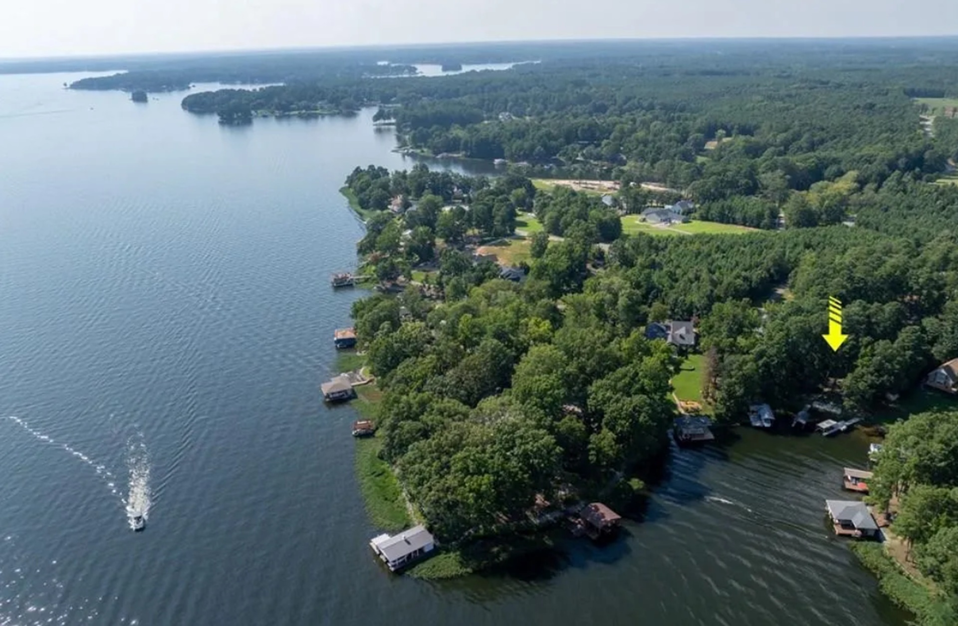 Tucked away in a quiet cove. Amazing main lake views!