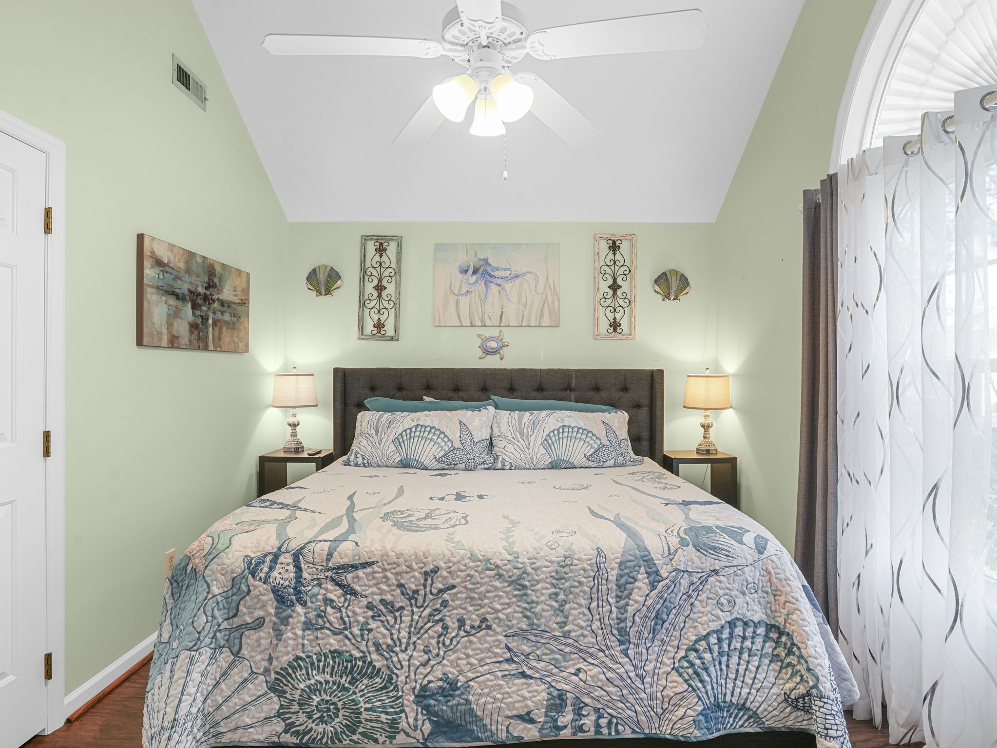 Front-Facing Bedroom, King Bed