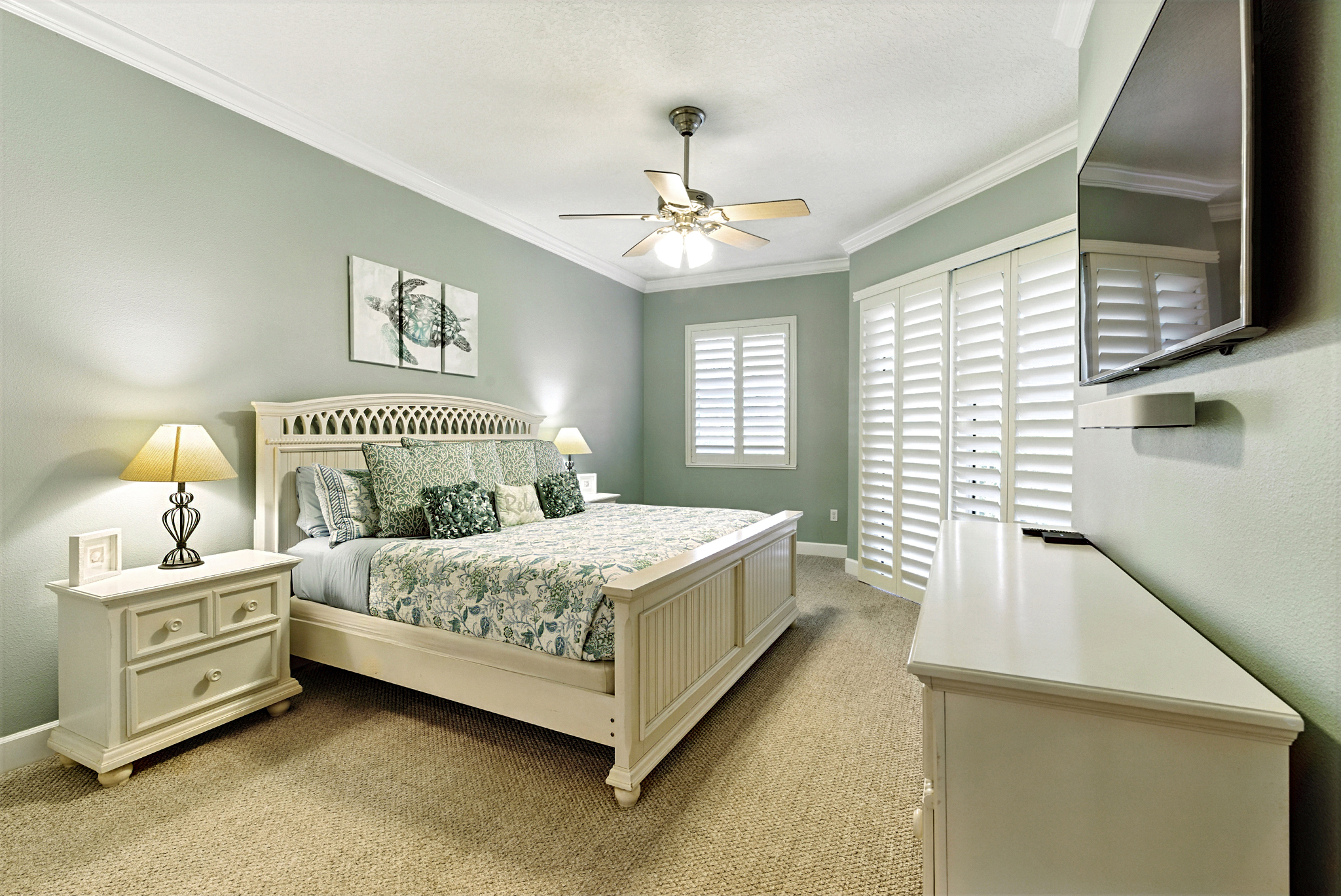 A serene king suite designed for deep rest 🌙🛏️—coastal tones, plush bedding, and soft lighting create the perfect retreat, plus a large TV for winding down and plantation shutters for the best sleep. 📺🌿
