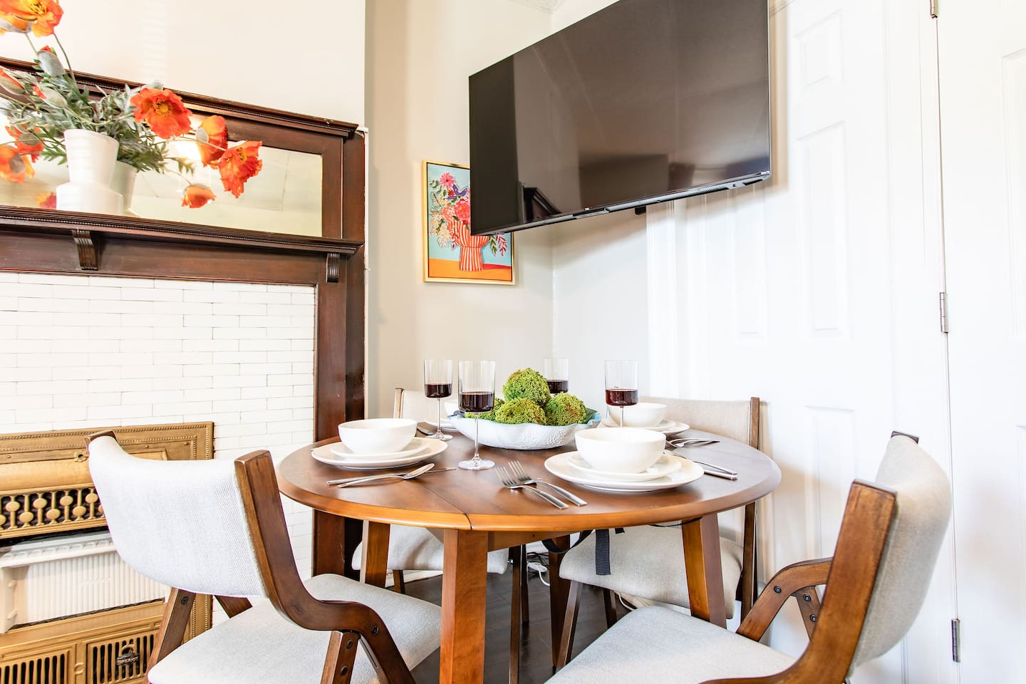 Dining area with a 4-seat table, perfectly situated near the TV, making it easy to enjoy meals and entertainment in one comfortable space.
