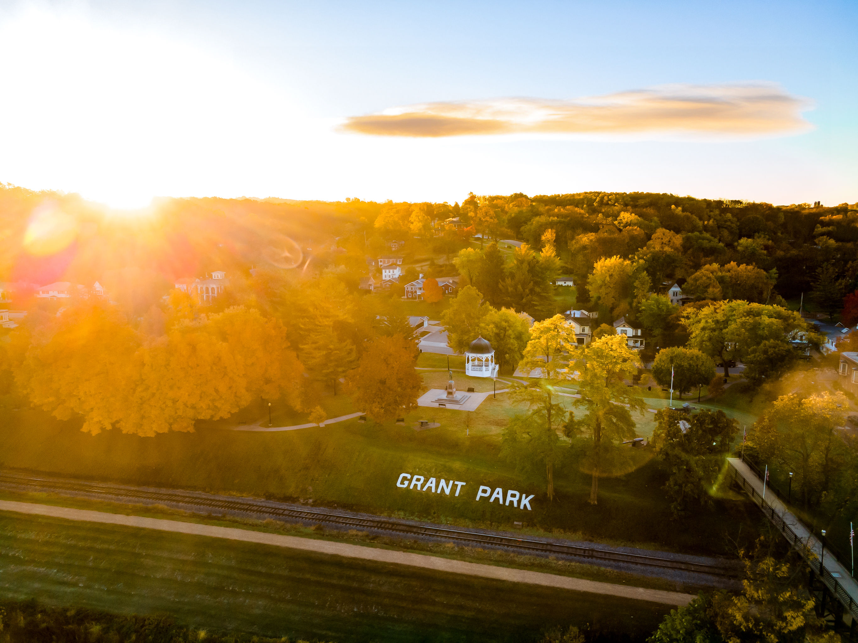 See fall colors- 10 Min drive to downtown Galena!