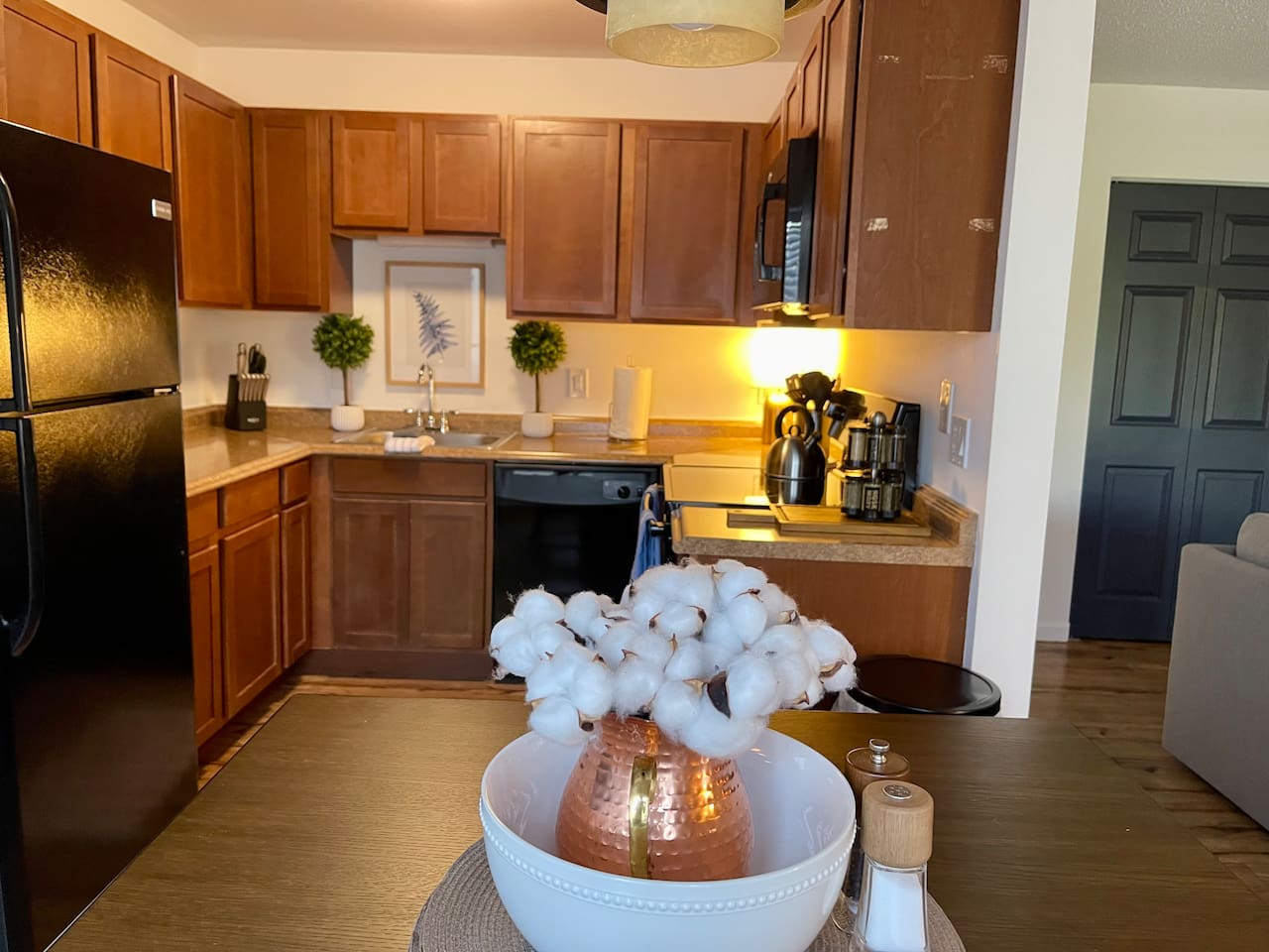Dining for 2 or more, overlooking kitchen.