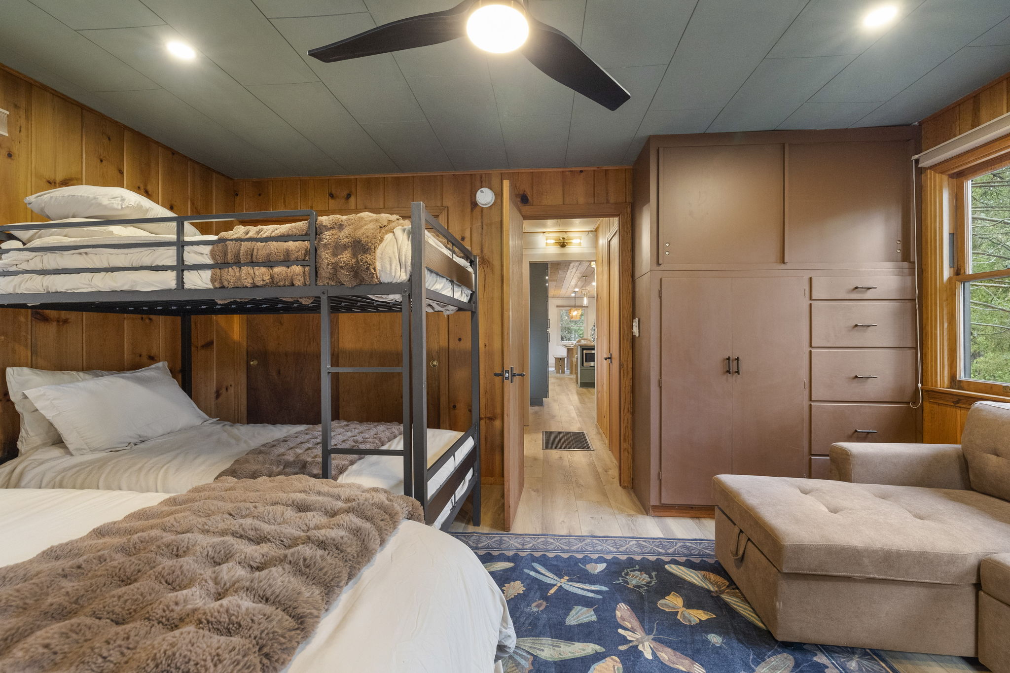 Bunk room twin bunk beds and queen bed. Games are included in the closet and beds have new memory foam mattresses. TV on the wall with an attached HDMI cord.