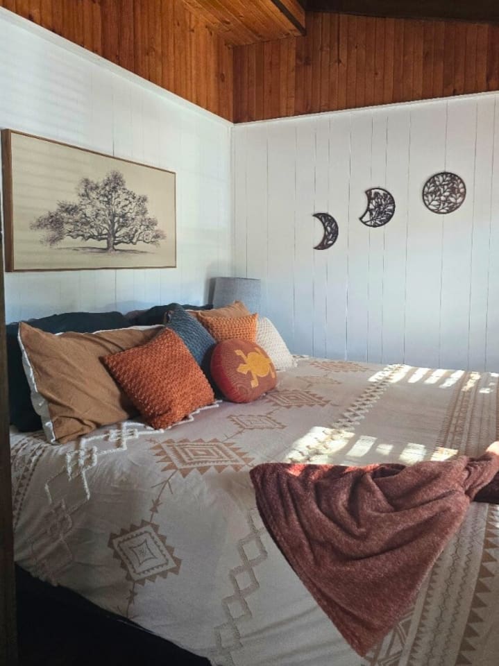 Granary‑house‑lake‑ozarks‑rustic‑king‑bedroom