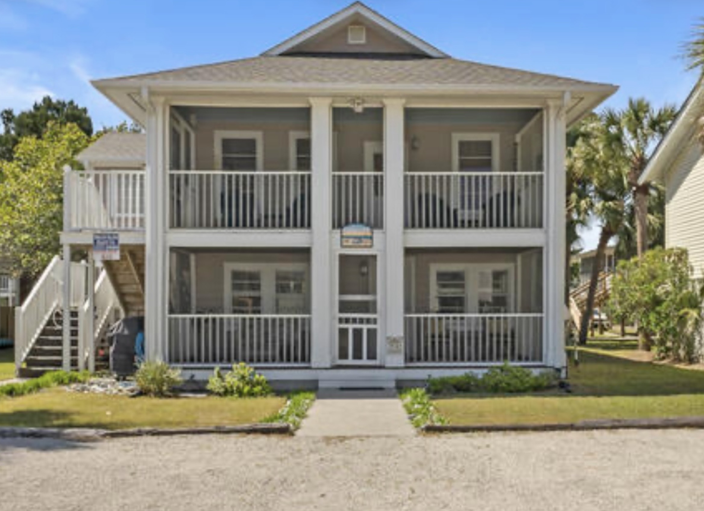 Classic Lowcountry charm with double porches, the kind of house that makes you slow down the moment you pull in. ⭐