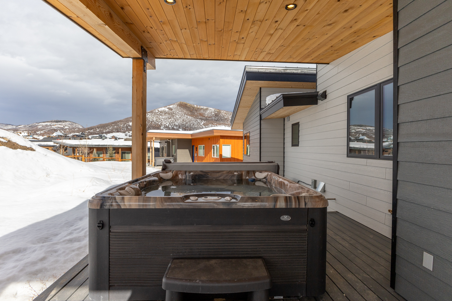 Ground Level - Private Hot Tub