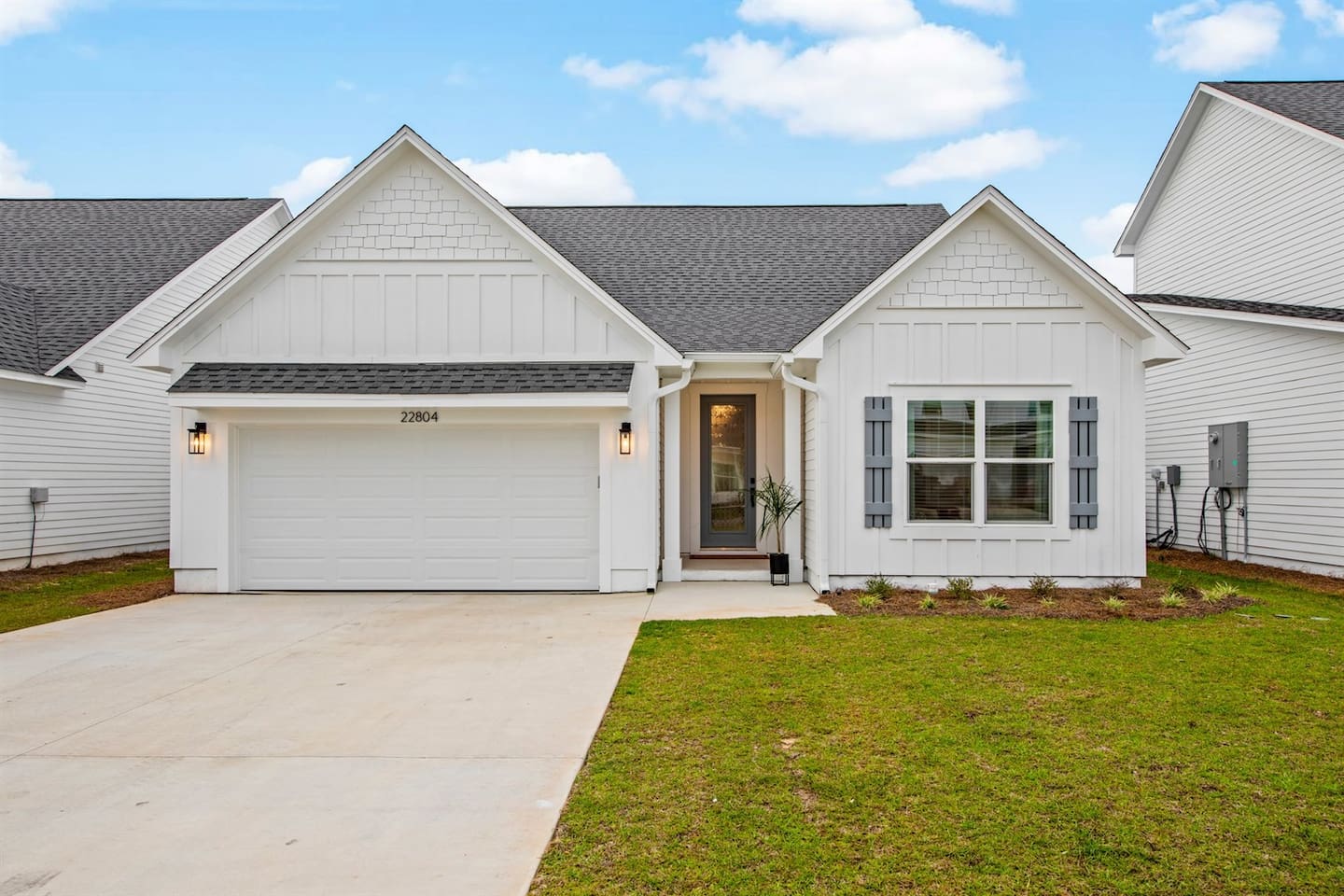 [Front] Self check-in & driveway parking for 2 cars