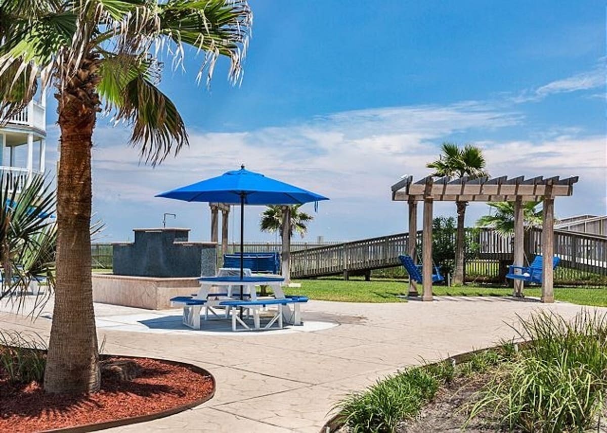 Outdoor showers to rinse off from the beach