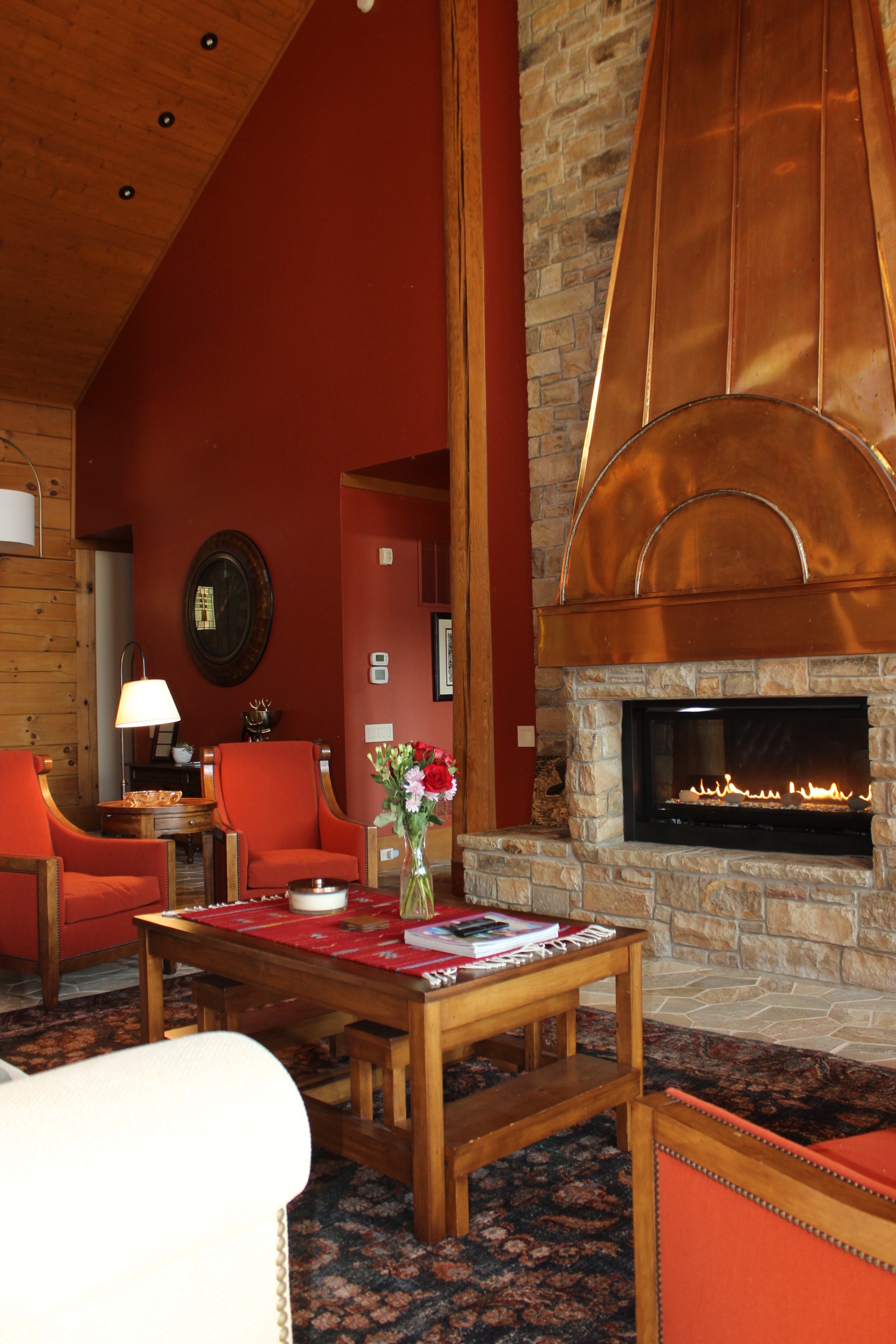 Cozy up in the livingroom next to the propane fireplace