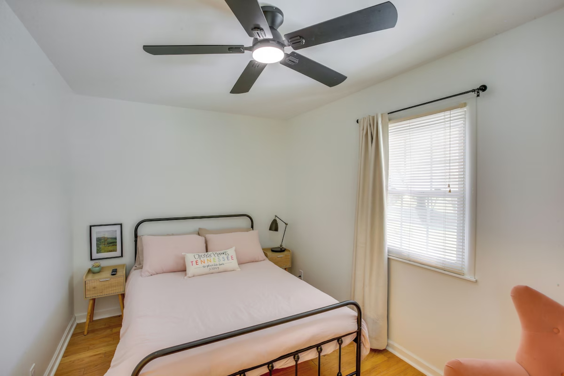 2nd bedroom with queen bed