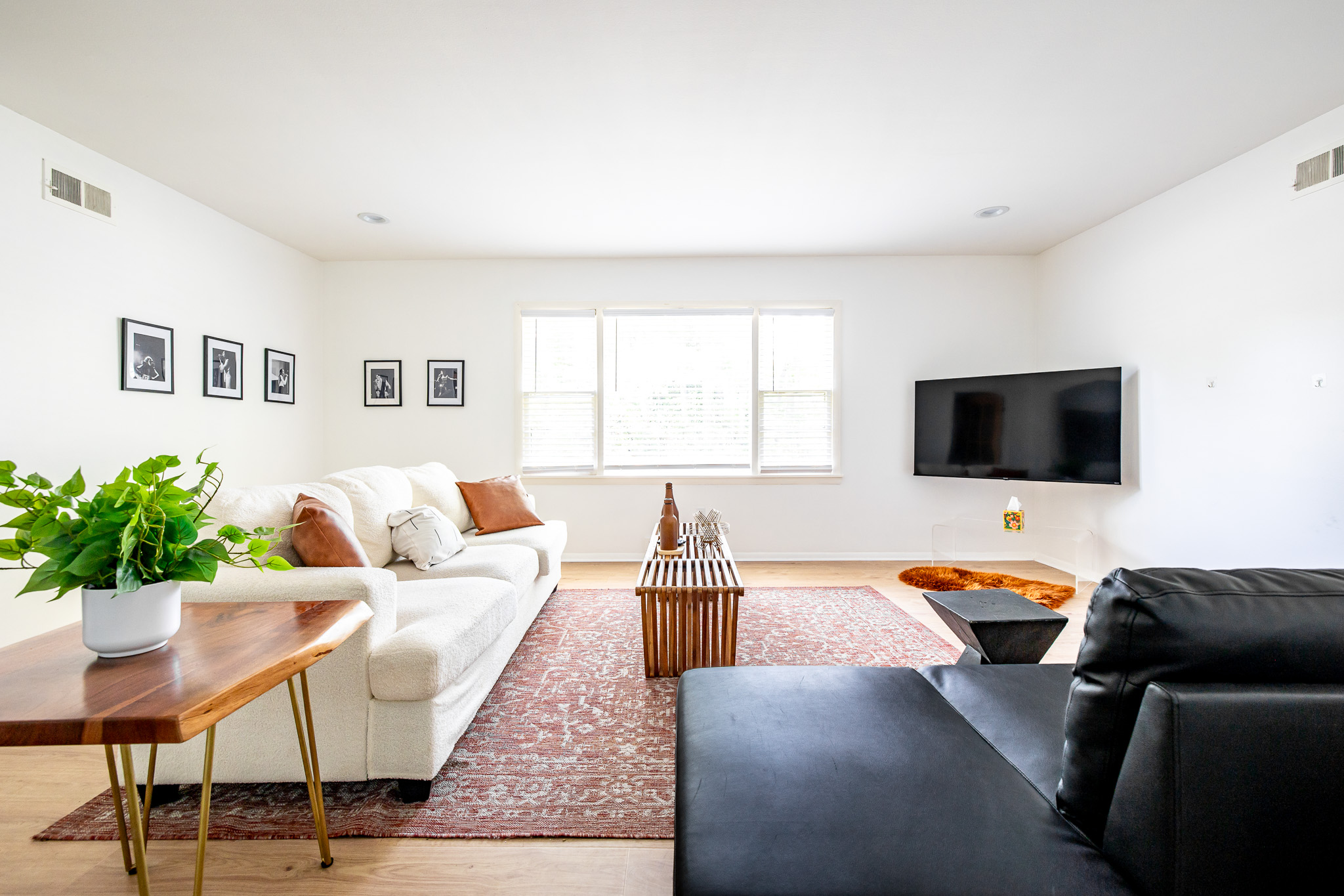 Living room w/TV