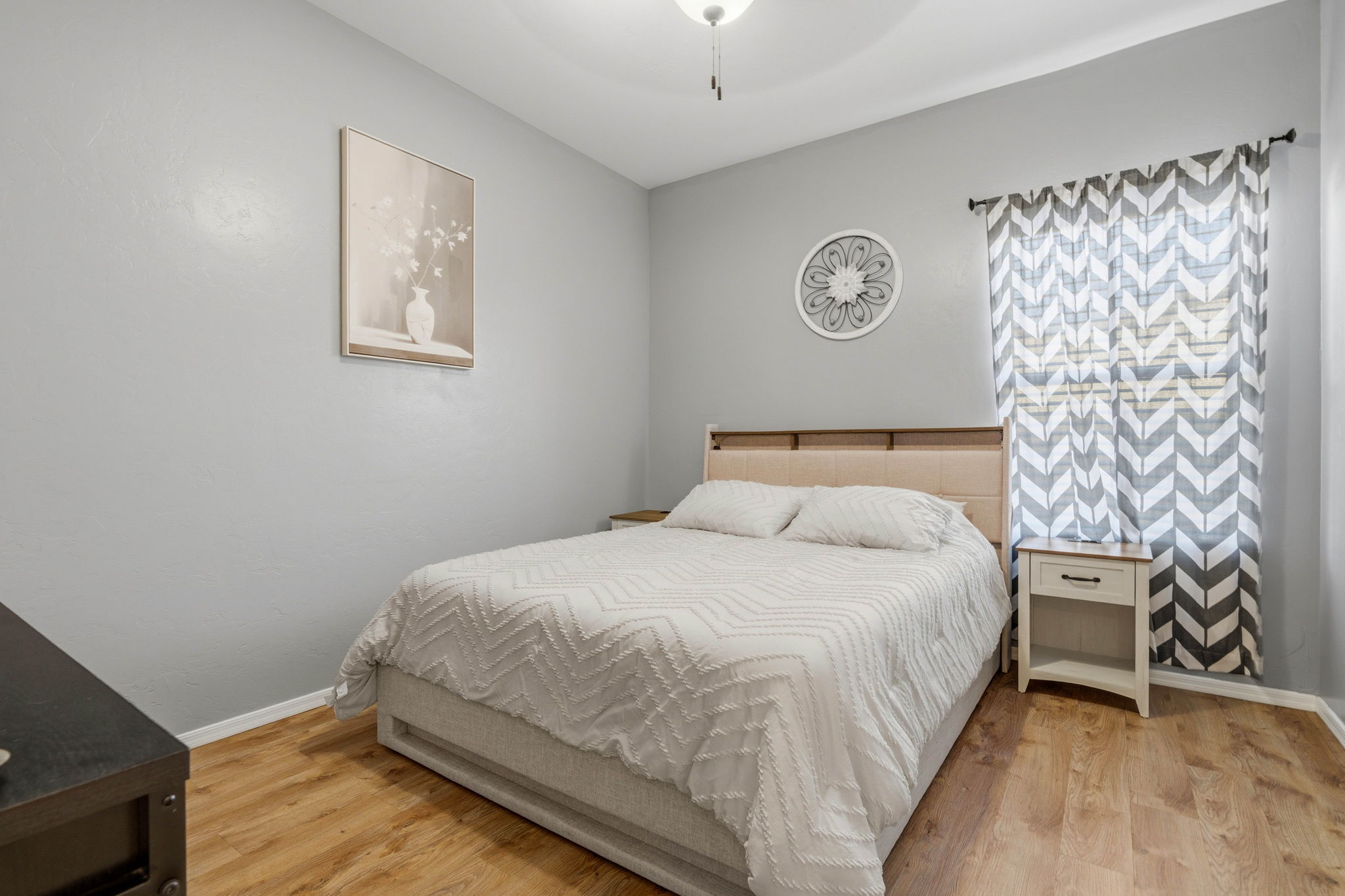 Queen Bed with 2 nightstands and Smart TV