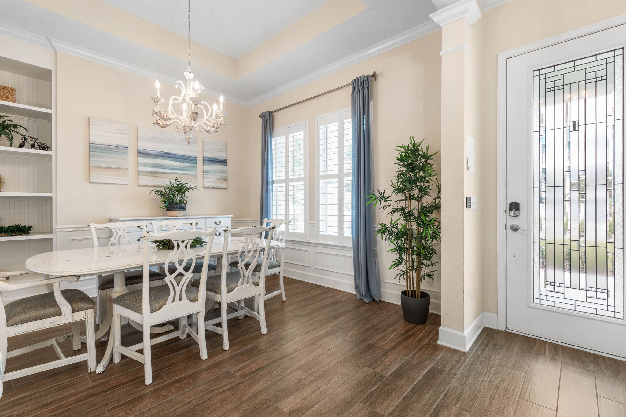 Step inside, drop your bags, and feel the pace soften—sunlight by the windows, a table set for slow breakfasts and post-beach dinners, and a warm welcome that makes everyone feel at home from the moment they arrive.