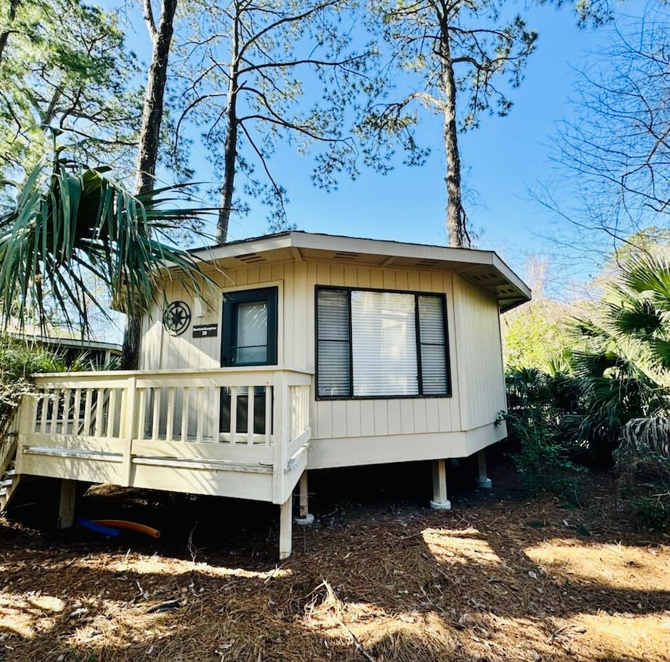 Raised bungalow with front deck