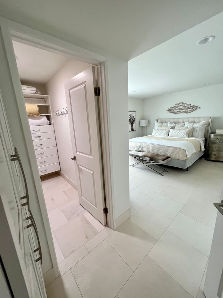 Master Bedroom w/walk-in closet